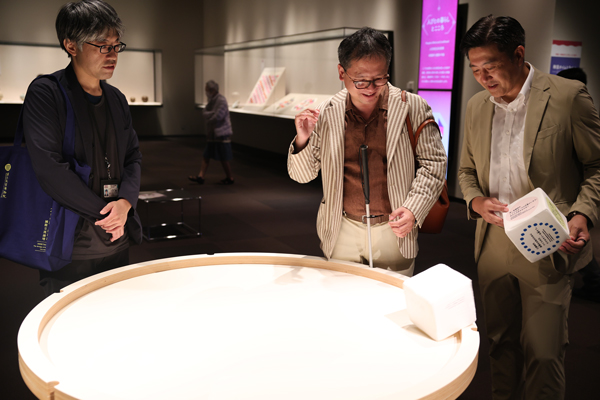 ハンズオンの説明を受け、早速サイコロを振ってみる河合さん。どの面が出たのか確認します。 一番左は六人部研究員。