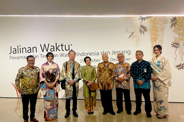 「染と織の国―伝統と現代　Threading Across Time: Dyeing and Weaving of Indonesia and Japan」関係者の記念撮影の様子