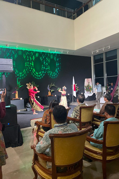 式典でのインドネシアの伝統舞踊の様子