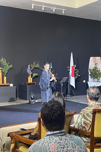 式典での尺八の演奏の様子