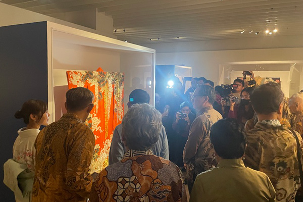 「染と織の国―伝統と現代　Threading Across Time: Dyeing and Weaving of Indonesia and Japan」内覧会の様子
