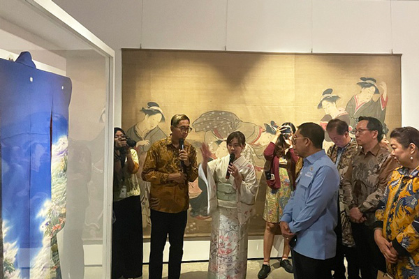 「染と織の国―伝統と現代　Threading Across Time: Dyeing and Weaving of Indonesia and Japan」内覧会の様子
