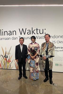 「染と織の国―伝統と現代　Threading Across Time: Dyeing and Weaving of Indonesia and Japan」関係者の記念撮影の様子