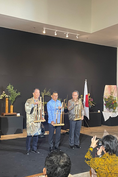 インドネシアの伝統楽器「アンクルン」の紹介の様子