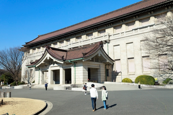 本館へ向かう来館者