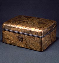Tebako (Cosmetic box), Scattered fan design in maki-e lacquer