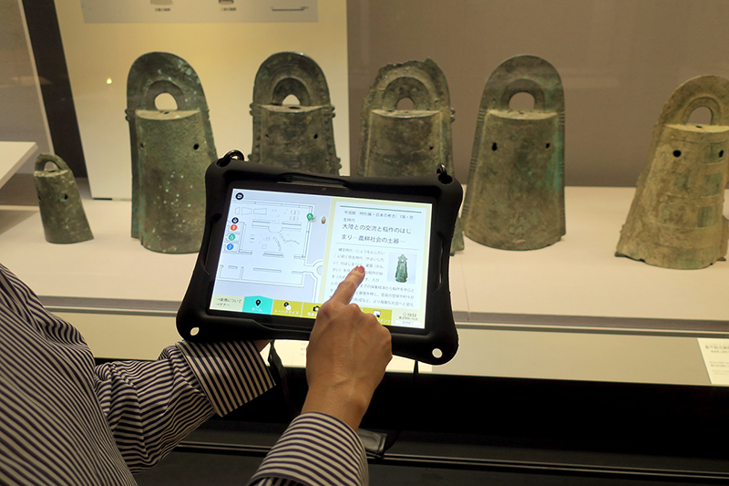 トーハクなびを使っての見学の様子