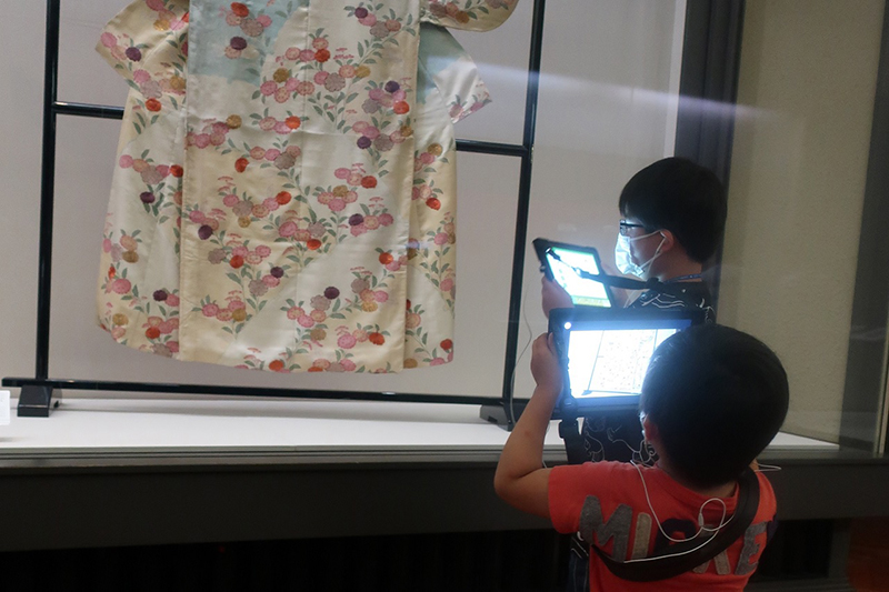 トーハクなびを使っての見学の様子