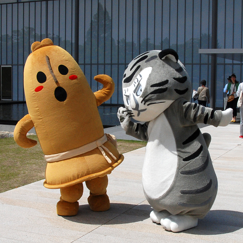 ポーズを決めるトーハクくんトラりん