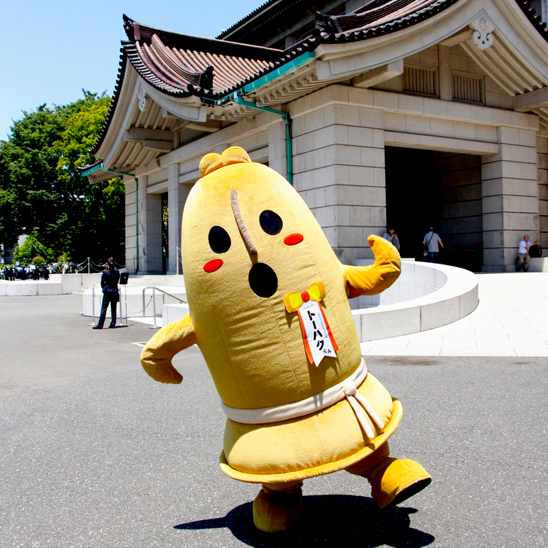 本館前でポーズするトーハクくん