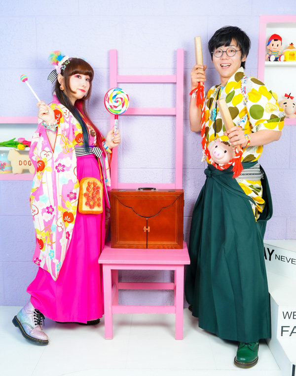 めおと声優紙芝居師　こむぎちゃん＆ゴンちゃんが二人並んでポーズする写真