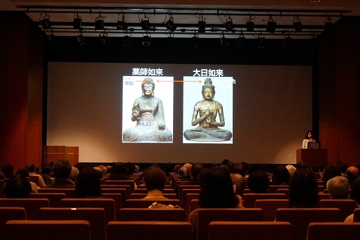 【スライドトーク】　彫刻ガイドの様子の写真