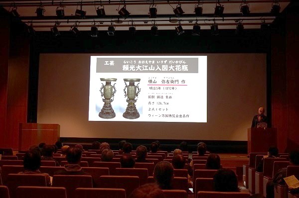 【スライドトーク】近代の美術ガイドの様子の写真