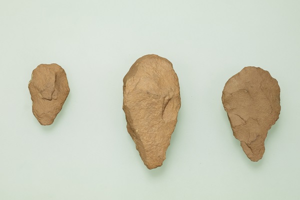 古い石器の画像