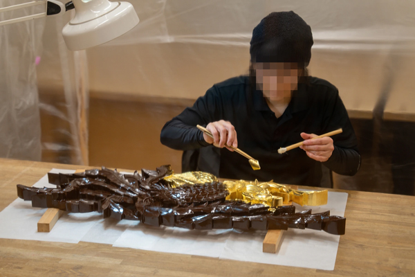 漆箔押し実演の様子