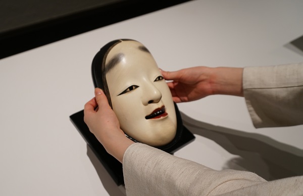 本館19室で能面のハンズオンツールを体験するイメージ画像