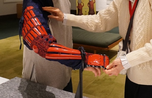 本館19室で籠手のハンズオンツールを体験するイメージ画像