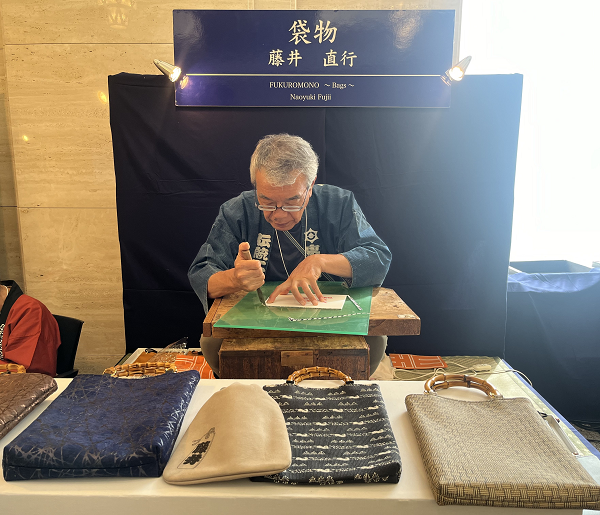 袋物制作の作業風景