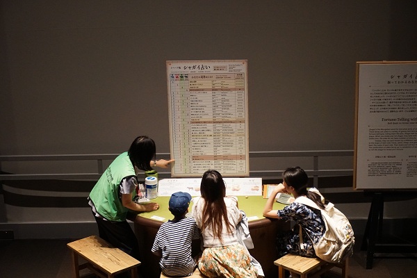 東洋館オアシスでシャガイのご案内をするボランティアのイメージ画像