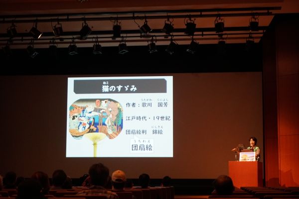 【スライドトーク】浮世絵ガイドの様子の写真