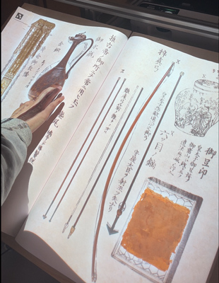 〈めくってみよう「御宝物図絵」〉の体験風景