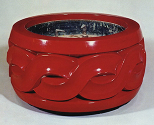 Red lacquered brazier
            with twisted rope design