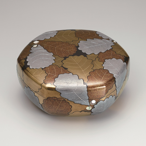 Hexagonal covered box with oak leaf design in maki-e and mother-of-pearl inlay, Murose Kazumi