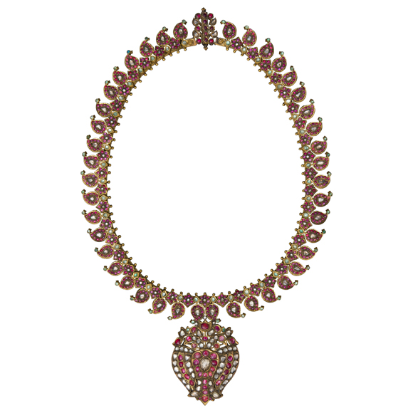 A pinecone-shaped gem-set gold necklace