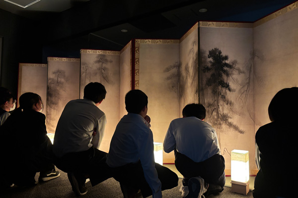 プログラム「見て、感じて、楽しむ 松林図屏風」で屛風をじっくり見ている子供たち
