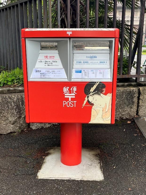 正門横ラッピングポスト 正面から見た画像