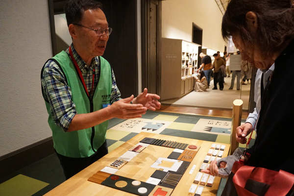 本館1階みどりのライオンでボランティアが触知図をご案内する様子