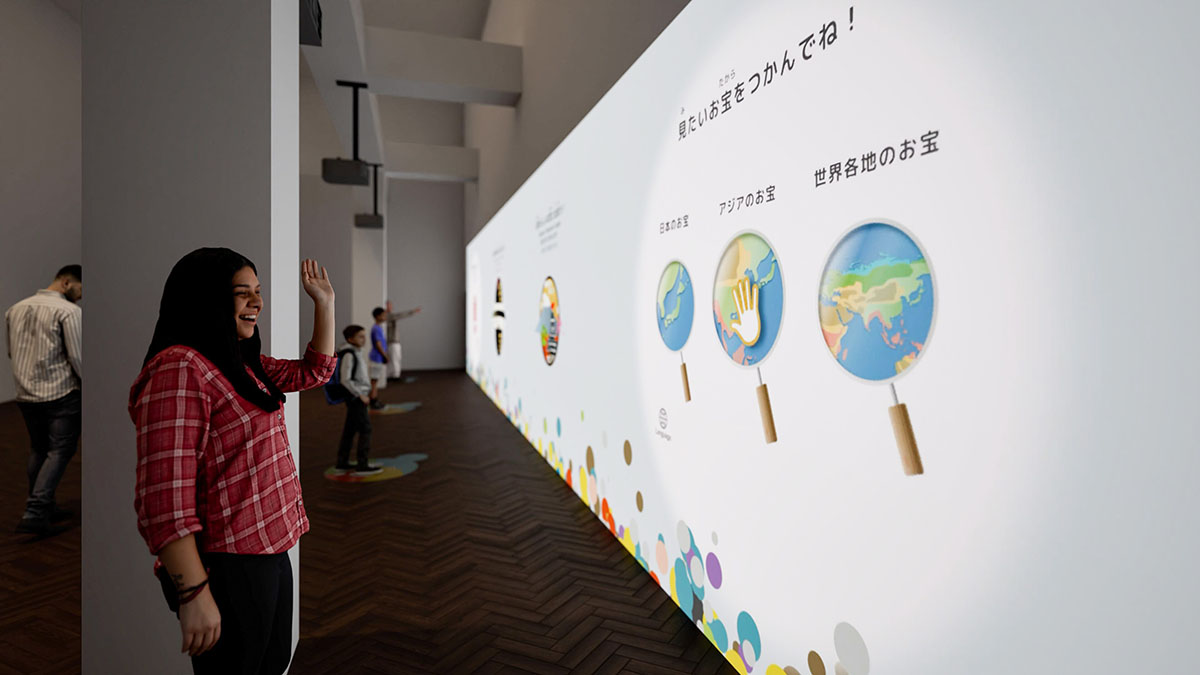 体験型のインタラクティブコンテンツを観る来場者