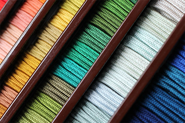 実際の製品にも使われる手染めの絹糸