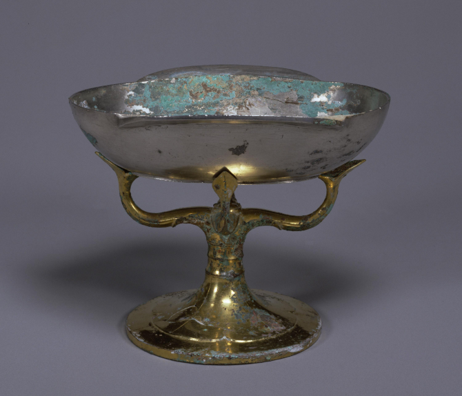 『銀製耳杯および青銅製鍍金支座』の画像