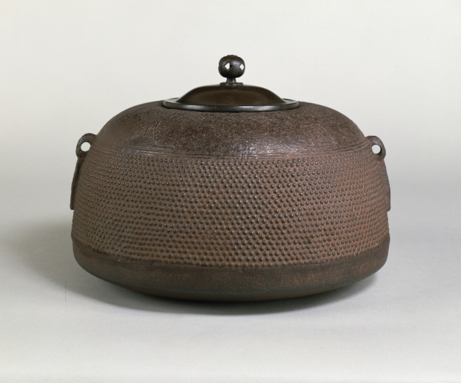 Image of "Tea Kettle with a "Hailstone" Texture and the Inscription "Onjōji Temple""