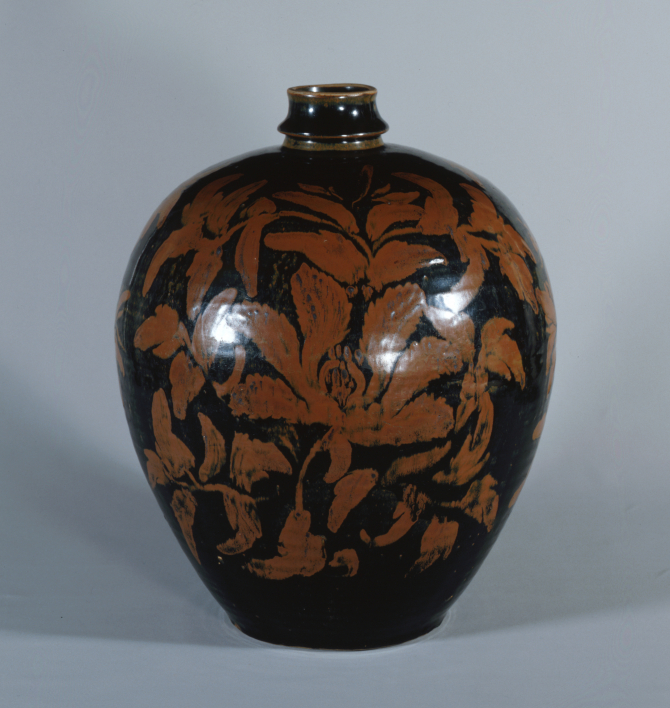 『黒釉褐彩牡丹文瓶』の画像