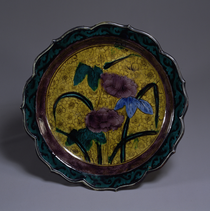 Image of "Lobed Large Dish, Kokutani type, Imari Ware／Flowering plants design in overglaze enamels"