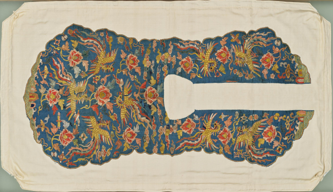 Image of "女性官服用襟饰 　青地牡丹凤凰纹刺绣"