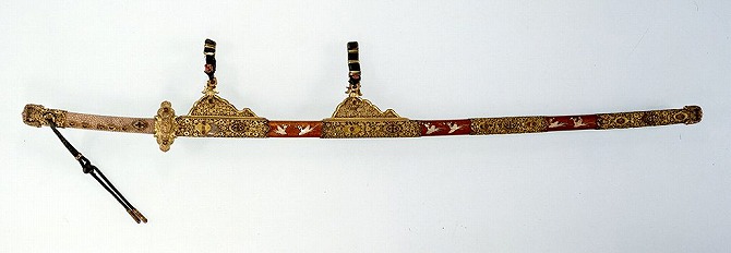 『梨地螺鈿金装飾剣』の画像