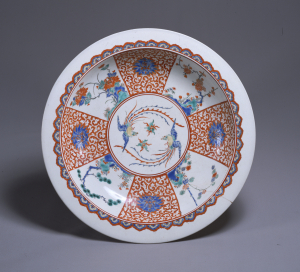 Image of "Large dish, imari-kakiemon type, Imari Ware."