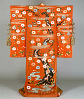 『振袖紅縮緬地桜流水模様　坂東三津江所用　江戸時代・19世紀　高木キヨウ氏寄贈』の画像