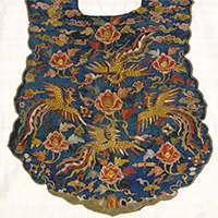『女子官服用襟飾り青地牡丹鳳凰文様刺繡（部分）　中国　明時代・16～17世紀』の画像