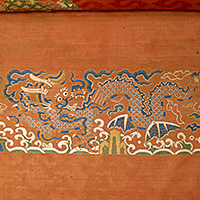 『官服裂赤緞子地雲龍文様錦（部分）　中国前田家伝来　明時代・16～17世紀』の画像