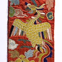 『編繡裂 緋色繻子地牡丹鳳凰文様（部分）　中国　明時代・15世紀』の画像
