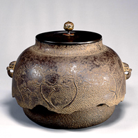 Image of "Tea Kettle, Seaside pine design, Ashiya ware, Shinnari type, Muromachi period, 15th century (Important Cultural Property)"