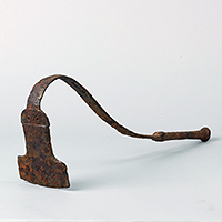 Image of "손잡이 쇠 도끼　4～5세기"