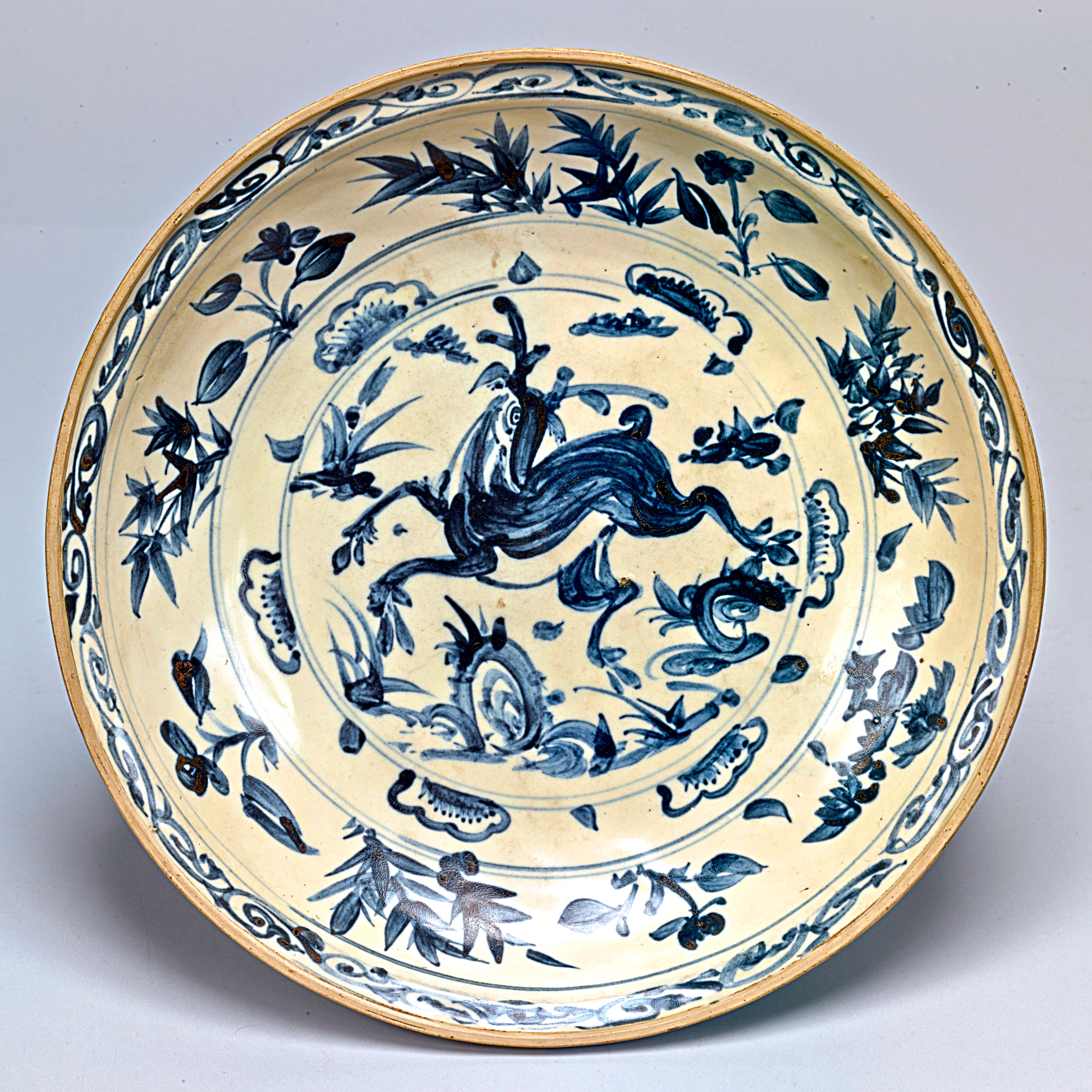 Image of "중요미술품　청화 사슴 산수무늬 큰 접시　베트남　15-16세기"