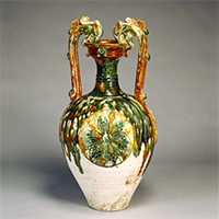 Image of "중요문화재　삼채 꽃을 붙인 용모양 귀 병　중국　8세기"