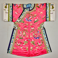 『袍紅繻子地花卉文様刺繡　中国　清時代・19世紀』の画像