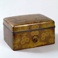 Image of "Cosmetic Box with Cypress-Fan Crests, Kamakura period, 13th century (Important Cultural Property)"